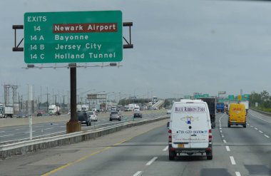 New York, Abd- Eylül 2017: Yön ve Neward Havaalanı, Bayonne, Jersey City ve Hollanda Tüneli'ne uzaklık ile yolda yönlü işaretler.