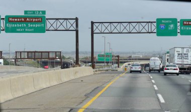 New York, Abd- Eylül 2017: New York'a yaklaşan eyaletler arası yolda yön işaretleri.