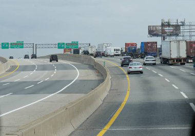 New York, Abd- Eylül 2017: New York'a yaklaşan araçlarla eyaletler arası yolda yön işaretleri.