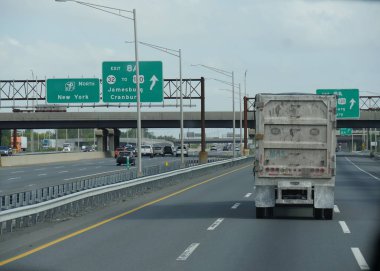 New York, Abd- Eylül 2017: New York'a yaklaşan eyaletler arası yolda yön işaretleri