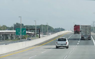 New York, Abd- Eylül 2017: Eyaletler arası otoyolda New York'a yaklaşan araçlar.