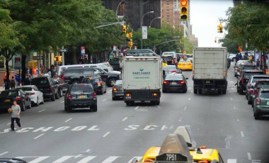 New York, Abd- Eylül 2017: New York'ta bir sokakta öğle trafiği.