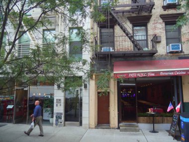 New York, Abd- Eylül 2017: New York'ta Perulu mutfağından bir restoran ve apartman cephesi.