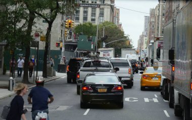 New York, ABD- Eylül 2017: New York'ta bir sokakta yavaş hareket eden trafik.