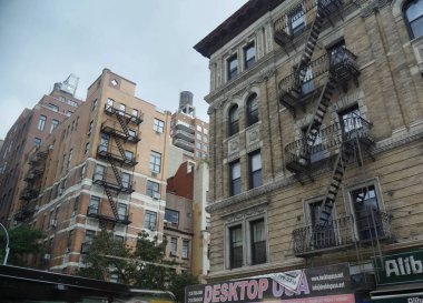 New York, Abd- Eylül 2017: New York'taki Amsterdam Bulvarı'ndaki apartmanların yakından görünümü. 