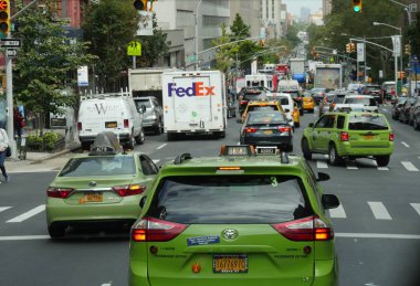 New York, ABD- Eylül 2017: New York'taki Madison Avenue'de trafik akışına katılan yeşil taksilerin yakından görünümü. 