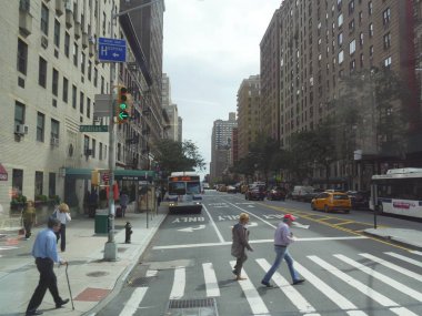 New York, ABD- Eylül 2017: New York'taki Madison Avenue'deki Mount Sinai Hastanesi'nin önünden geçen ler. 