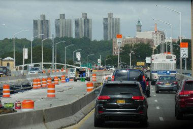 New York, ABD- Eylül 2017: New York'taki Bronx Terminal Pazarı yakınlarında yol yapımı olan bir çalışma bölgesinde araçlar yavaşladı. 
