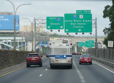 New York, Abd- Eylül 2017: Albany ve New Haven'a oklarla giden yolda yön işaretleri. 