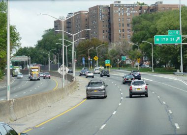 New York, Abd- Eylül 2017: Bronx, New York'ta apartmanlarla yollarda hafif trafik. 