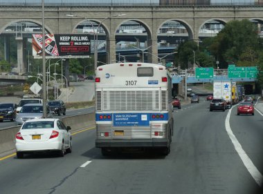 New York, ABD- Eylül 2017: Araçlar New York dışında yön işaretleri ile yolda seyahat. 