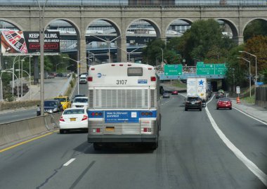  New York, Abd- Eylül 2017: New York dışında yön işaretleri ile yol geniş çekim. 