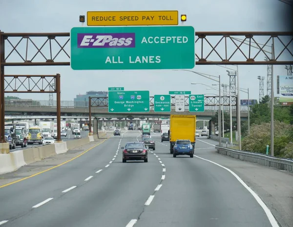 New York City, ABD- Eylül 2017: New York'taki George Washington Köprüsü ve Lincoln Tüneli'ne oklarla giden yolda yön işaretleri