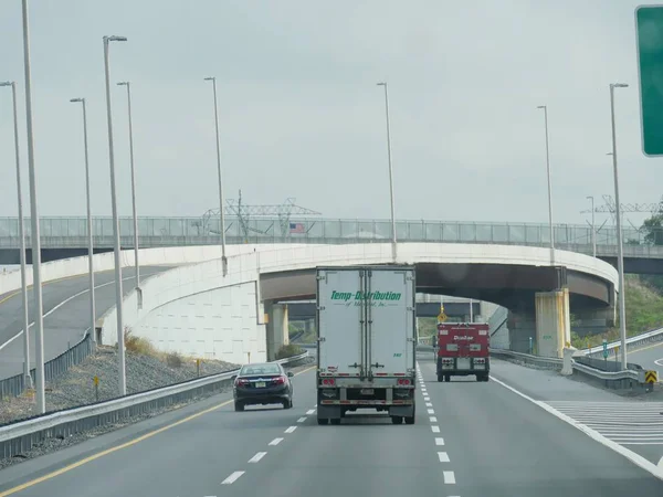 New York, ABD- Eylül 2017: Üst geçide yaklaşan araçlar New York'a yaklaşıyor.