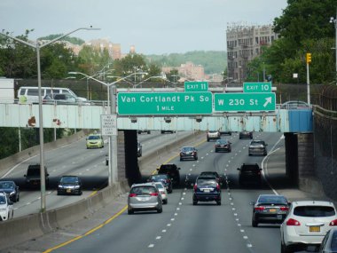 New York, ABD- Eylül 2017: Araçlar New York dışında yön işaretleri ile bir üst geçit altında yolda seyahat. 
