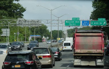 New York, ABD- Eylül 2017: New York dışında yön işaretleri ile yolda seyahat eden araçların yakın kırpılmış atış. 