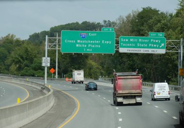 New York, Abd- Eylül 2017: New York dışında farklı noktalara yön işaretleri ile yolda seyahat araçlar. 