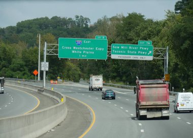 New York, Abd- Eylül 2017: New York dışında farklı noktalara yön işaretleri ile seyahat eden araçlarla kavisli yol. 