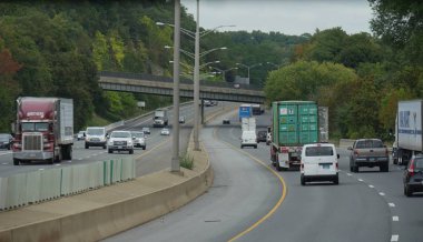 New York, Abd- Eylül 2017: New York dışında farklı noktalara giden yolda trafik Hafif akışı. 