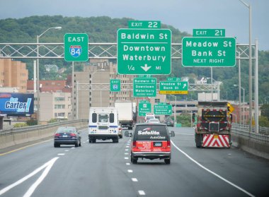 New York, Abd- Eylül 2017: Interstate 84'te, Waterbury ve diğer noktalara yön ve mesafe içeren çoklu yön işaretleri.