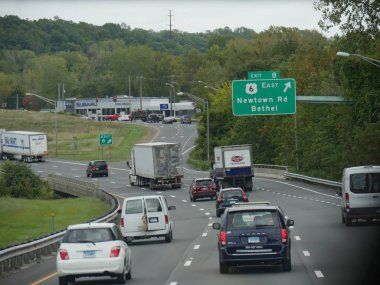 New York, Abd- Eylül 2017: Newtown Road ve Bethel'e yön işaretleri yle eyaletler arası trafik Akışı New York'u hemen geçti. 