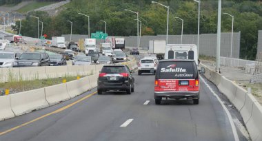 Springwater, New York, ABD- Eylül 2017: Springwater, New York'ta araçlar yolda seyahat ediyor. 