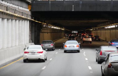 Boston, Massachusetts- Eylül 2017: Boston'daki South Station Otobüs Terminali'ne yaklaşan bir tünelden geçmek.