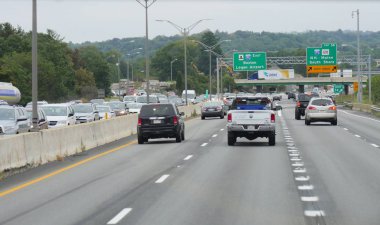 Boston, Massachusetts- Eylül 2017: Arabalar yolda seyahat, Boston Logan Havaalanı ve South Shore yön işaretleri ile.