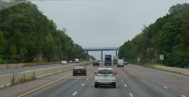 Boston, Massachusetts- Eylül 2017: Arabalar Boston'u geçerken yolda seyahat ediyor.