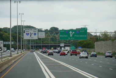 Boston, Massachusetts- Eylül 2017: Rhode Island'daki Boston ve Province yol tarifi ile yolda yön işaretleri.