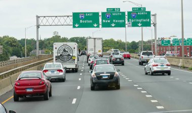 Boston, Massachusetts- Eylül 2017: Boston, Springfield ve New Haven'a yön işaretleriyle otoyolda seyahat eden arabalar. 