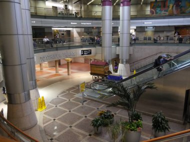 Boston, Massachusetts- Eylül 2017: Boston'daki South Station Otobüs Terminali'nin iç görünümü. 