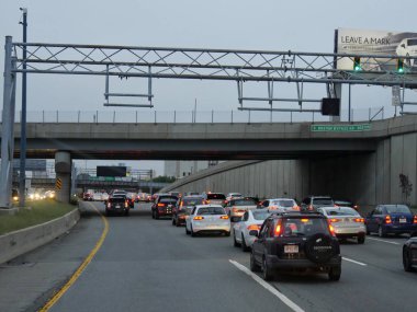 Boston, Massachusetts- Eylül 2017: Araçlar gün batımından hemen önce South Boston Bypass Road'un altından geçiyor. 