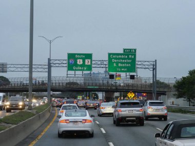 Boston, Massachusetts- Eylül 2017: Quincy, Columbia Road, Dorchester ve Güney Boston'a giden yön işaretleriyle yolda trafik birikme. 