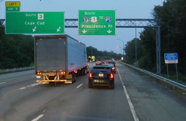 Boston, Abd-Eylül 2017: Cape Cod ve Providence'a yön işaretleri olan yolda arabaların gece çekimi.