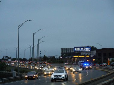 Boston, ABD-Eylül 2017: Boston'da dolambaçlı yolda araba gece çekimi.