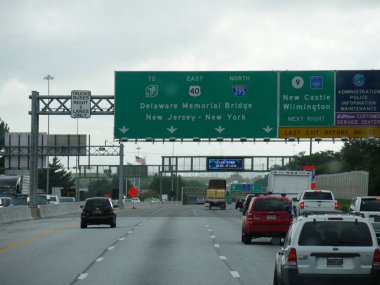 Delaware, Abd- Eylül 2017: Delaware'i New Jersey'e bağlayan Delaware Memorial Köprüsü'nde yön işaretleri.