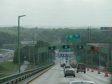 Delaware, Abd- Eylül 2017: Yağmurlu bir günde Delaware Köprüsü'nün kenarında yön işaretleri.