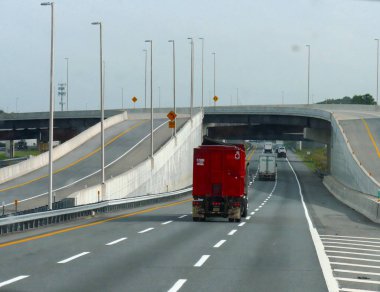 New York, ABD- Eylül 2017: New York'a yaklaşan bir köprünün altından geçen araçlar.