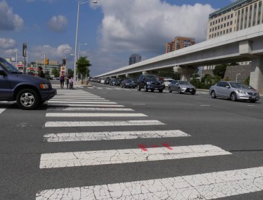 Tysons, Virginia- Eylül 2017: Tysons, Virginia'da trafik akışı olan sokak sahnesi.
