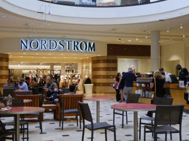 Tysons, Virginia- Eylül 2017: Tysons, Virginia'daki bir alışveriş merkezinde Nordstrom mağazasının dışındaki bir büfede kahve içen insanlar.