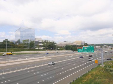 Tysons, Virginia- Eylül 2017: Tysons, Virginia'da çok hafif trafikle geniş yol çekimi.