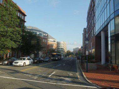 Alexandria, Virginia- Eylül 2017: Alexandria, Virginia'da bir sokakta öğleden sonra trafik.