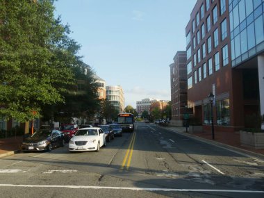 Alexandria, Virginia- Eylül 2017: Alexandria, Virginia'daki King Street'te öğleden sonra trafik.