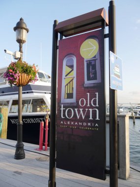 Alexandria, Virginia- Eylül 2017: İskenderiye'deki Old Town su taksi istasyonunda renkli bir reklam panosunun portre çekimi.