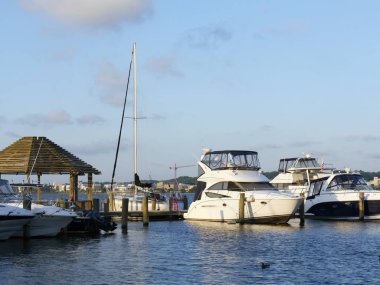 Alexandria, Virginia- Eylül 2017: İskenderiye'deki Potomac Nehri'ndeki rıhtımda demirleyen yatlar. 