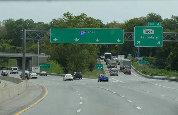 ニューヨーク アメリカ 2017年9月 ニューヨーク市を過ぎた州間高速道路287で方向標識を持つ異なる目的地に移動する車両 — ストック写真