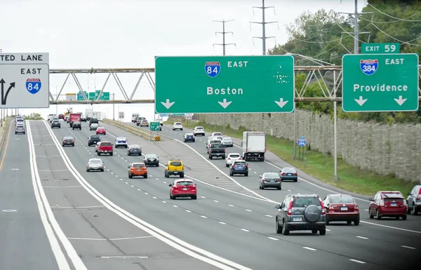 Boston, Massachusetts- Eylül 2017: Interstate 84'te Boston ve Providence'a yön işaretleri yle sorunsuz trafik akışı. 