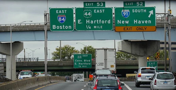  Boston, Massachusetts- Eylül 2017: Interstate 84'te Boston, Hartford ve New Haven yol tarifi ile yön işaretlerinin kapatılması. 