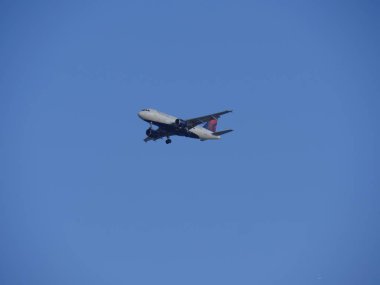 Alexandria, Virginia- Eylül 2017: Southwest Airlines'a ait bir uçak, Alexandria, Virginia'daki Potomac Nehri üzerinde gökyüzünde uçuyor.